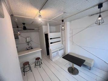Gallery Lapis. 路面店のフリースペースの室内の写真