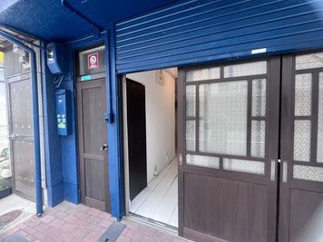 Gallery Lapis. 路面店のフリースペースの入口の写真
