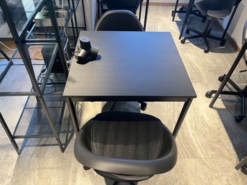 YAGARA COMMONS ラウンジテーブル Aの室内の写真