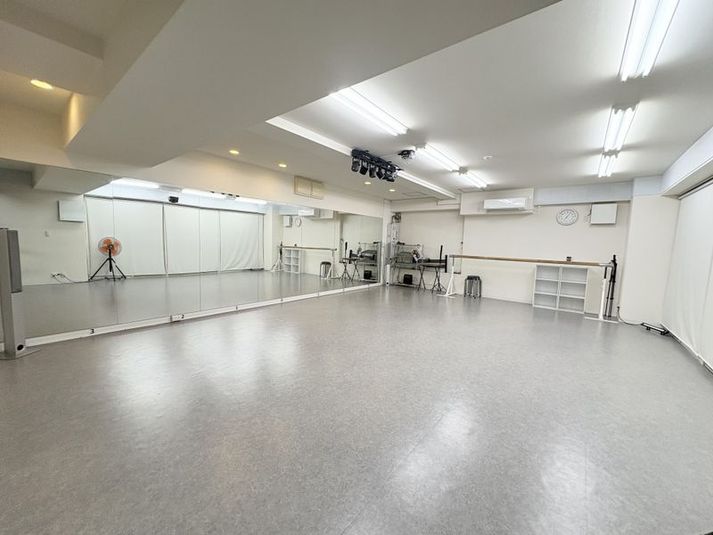 前面鏡、ダンスに適した床、ライトも複数あり様々な調光が可能です - Stage Art Company Stage Art Company レンタルスタジオの室内の写真
