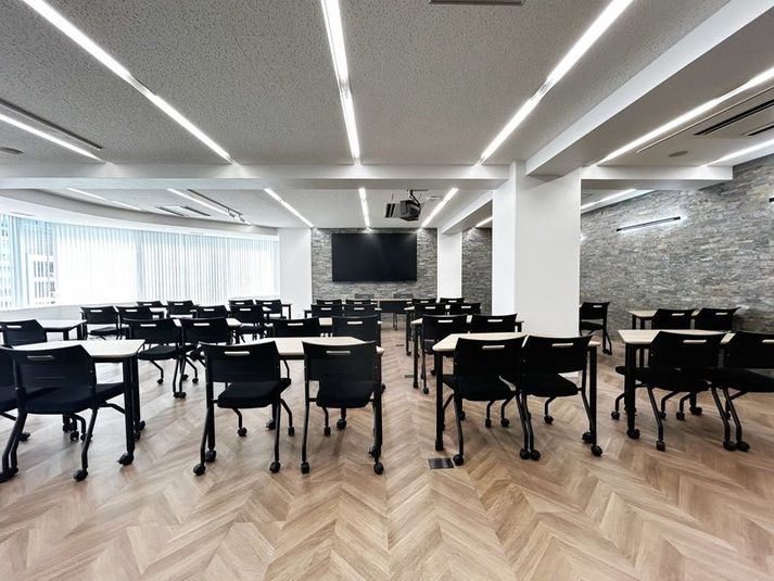 最大50名様まで着席可能 - Bit Room SAKAE セミナールーム【Bit Room SAKAE】の室内の写真