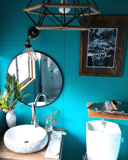 ターコイズブルーを基調としたバスルームです - THE GREEN LIFE フォトジェニックでルーズな山小屋の室内の写真
