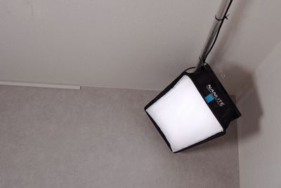 固定されたライト。iPadでコントロールします。
 PavoSlim 120C（フルカラー）×２ - LOOP HAKATA LED STUDIOの室内の写真