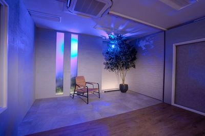 iPadでLEDの色を「ブルー」にしたイメージです - LOOP HAKATA LED STUDIOの室内の写真