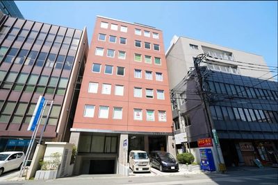 スタジオはこのビルの４階です。エレベーターでお上がり下さい。
６階にはエアコンが効いた喫煙コーナーと自動販売機があります。 - LOOP HAKATA LED STUDIOの外観の写真