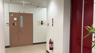 ４階エレベータ出て右側に見える扉がスタジオ入口です。
靴を脱いでお入り下さい。 - LOOP HAKATA LED STUDIOの入口の写真