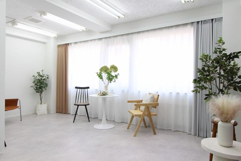 壁一面の大きなガラス窓で自然光もたっぷり入ります♪Sunny Place サニープレイス神保町【神保町駅3分】ポートレートに最適✨おしゃれ家具の撮影スタジオ✨ - Sunny Place サニープレイス神保町　撮影スタジオ 撮影スタジオ神保町　撮影/写真・動画/メイク/ワークスペースの室内の写真