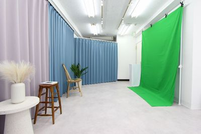 背景はカーテンで多彩に変更可能！グリーンバックは常設しており便利に利用できます - Sunny Place サニープレイス神保町　撮影スタジオ 撮影スタジオ神保町　撮影/写真・動画/メイク/ワークスペースの室内の写真