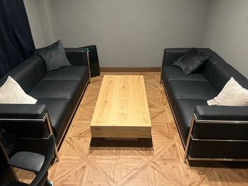 【日本橋】シェアサロン/ラウンジ/レンタルスペース/個室/会議室 完全個室/会議室/打ち合わせの室内の写真