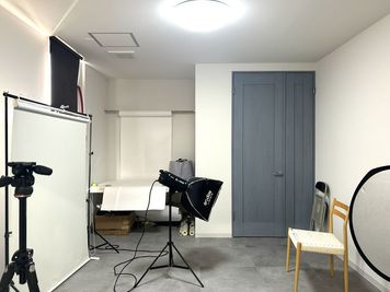 白背景・グレー床・簡易更衣スペースあり。EC商品や少人数のモデル撮影に。 - 株式会社橋本商店建物