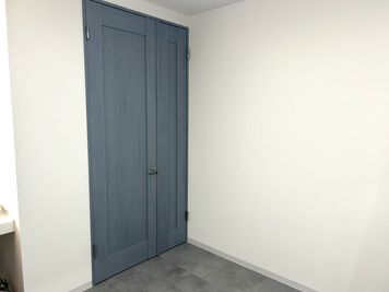 ブルーの扉で撮影のアクセントになります。 - 株式会社橋本商店建物 広島商工センター｜商品・モデル撮影スタジオの設備の写真