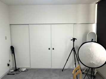 室内から見た出入り口の写真です。
引き戸になっており、外は当社の事務所に隣接しているため、相互に多少の音漏れはあると思います。 - 株式会社橋本商店建物 広島商工センター｜商品・モデル撮影スタジオの室内の写真