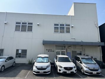 当社の入り口はエクセルさんより1本裏手側の通り沿いにあります。駐車場1台分無料です。 - 株式会社橋本商店建物 広島商工センター｜商品・モデル撮影スタジオの外観の写真
