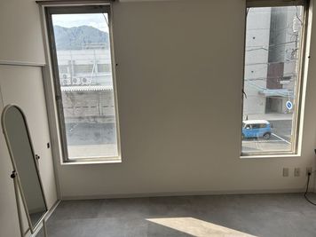 大きな窓が2つ付いており、自然光がたっぷり入ります。ロールスクリーンで遮光もできます。 - 株式会社橋本商店建物 広島商工センター｜商品・モデル撮影スタジオの室内の写真