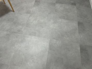 床はモルタル調タイルでアパレル撮影にも適していると思います。 - 株式会社橋本商店建物 広島商工センター｜商品・モデル撮影スタジオの設備の写真