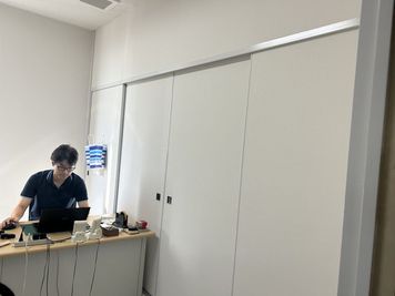 当社事務所の中にスタジオスペースの入り口があります。スタッフが誰かいますので、お困りごとはお気軽にお尋ねください。 - 株式会社橋本商店建物 広島商工センター｜商品・モデル撮影スタジオの入口の写真