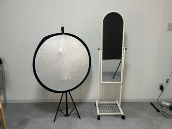 無料貸出備品①
レフ版と姿見 - 株式会社橋本商店建物 広島商工センター｜商品・モデル撮影スタジオの室内の写真