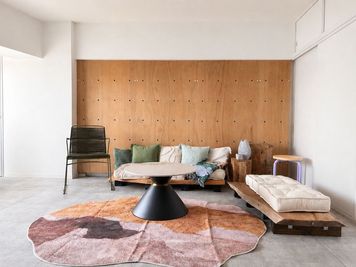 自然光と手作りローソファがつくる抜け感のあるリラックス空間。
視線が低くまとまるレイアウトは、人物は勿論、インテリア・コスメ・雑貨などの商品撮影にもおすすめ。 - HARAJUKU STUDIO 原宿スタジオ studio janeの室内の写真