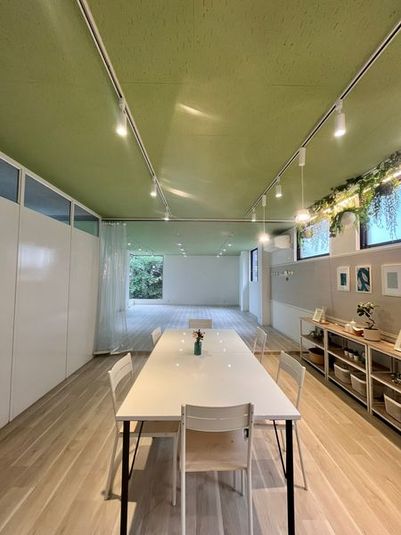 奥：スタジオ
前：オープンスペース - 「タネまきひろば」byダスキン大宮 タネまきひろば　by　ダスキン大宮の室内の写真