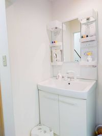 洗面台・洋式トイレありトイレ前はベビーゲートで仕切ることも可能（トイレ前に段差あり） - hahatocco【ハハトッコ】 親子で使えるレンタルスペースhahatoccoの設備の写真