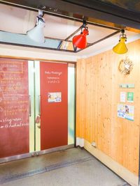 関目商店街アーケードの中の八百屋さんの隣の赤いドアが目印です店舗前に自転車駐輪可ベビーカーは店舗内へ - hahatocco【ハハトッコ】 親子で使えるレンタルスペースhahatoccoの外観の写真