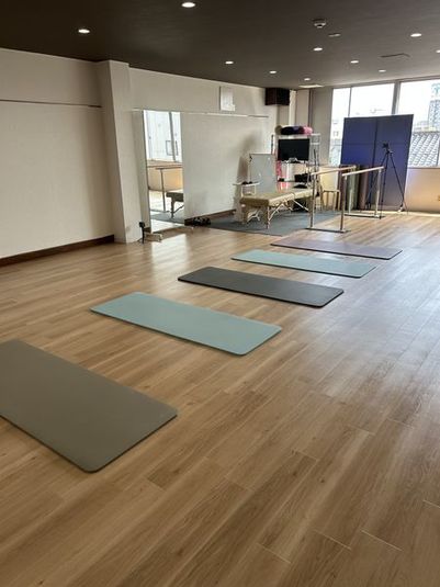 広々とヨガ、ピラティスレッスンが可能。 - 予防運動ジム UPRIGHT金沢 健康と学びのスタジオ WESTの室内の写真