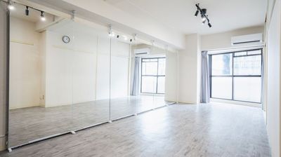 自然光 - ダンススタジオ【KAE】 伏見駅３分★24時間営業レンタルスタジオ【KAEstudio】の室内の写真