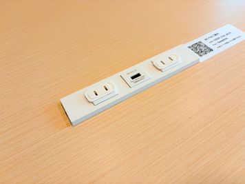 コンセントが4つ、USB差し込み口が2つございます。※画像のものが2セット - FEEEP下北沢駅前店 FEEEP下北沢駅前店｜定員6名個室｜部屋番号12(PG)の室内の写真