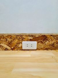 個室内の電源コンセント。PCやスマートフォンの充電に利用できます。 - セルフカフェ日比野店 日比野駅徒歩5分｜個室ブース1（1名用）の設備の写真