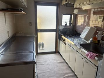 冷蔵庫、ガスコンロあり（食材の温め程度は可。調理器具はありませんので、本格的な調理はご遠慮ください）湯呑・ポットなどもあります。 - 真言宗智山派 実正寺 【午前プラン】和室スペース（客殿）の設備の写真