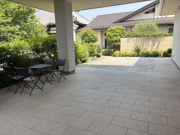 ホール手前のスペースも利用可能です - 真言宗智山派 実正寺 【午後プラン】弘法館（寺院の敷地内にあるホール）の外観の写真