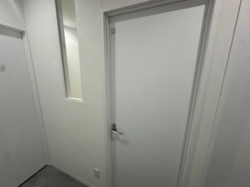 いいオフィス横浜元町 by a-cross元町 3名用完全個室 No.3の入口の写真