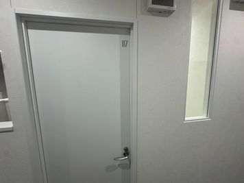 いいオフィス横浜元町 by a-cross元町 3名用完全個室 No.7の入口の写真