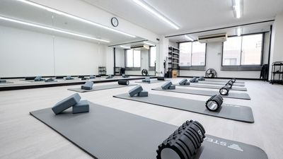 射光性が良い空間でヨガ,ピラティスに最適！ - レンタルスタジオsense東岸和田店 レンタルスタジオの室内の写真
