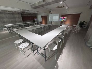 テーブル7つ , 椅子20脚を自由にレイアウト可能です。 - レンタルスタジオsense堺筋本町店 レンタルスタジオ・会議室の室内の写真