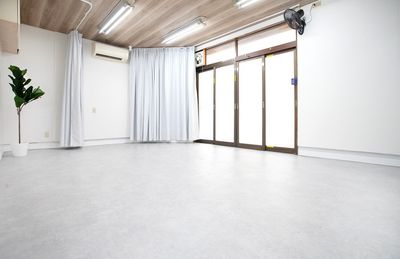 ガラス面をカーテンで前面カバー、人目を気にせずご利用頂けます。 - CS Tokyo-Base　御徒町レンタルスタジオ 【CS Tokyo-Base】御徒町レンタルスタジオの室内の写真