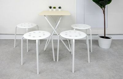 デスクと4脚のイスが常備されています。超高速wi-fiが設置されていますので、テレワーク、オンライン会議、動画視聴、大容量ファイルの送受信サクサク動きます。 - CS Tokyo-Base　御徒町レンタルスタジオ 【CS Tokyo-Base】御徒町レンタルスタジオの室内の写真