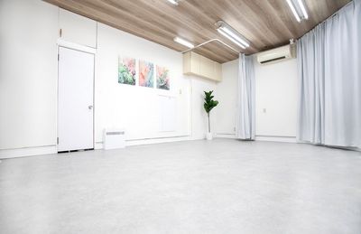 ガラス面をカーテンで前面カバー、人目を気にせずご利用頂けます。 - CS Tokyo-Base　御徒町レンタルスタジオ 【CS Tokyo-Base】御徒町レンタルスタジオの室内の写真