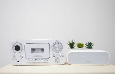 CDラジカセ＆スピーカー常備、無料でのご利用が可能です。音楽を掛けて踊ることもできます。（※夜間は、音量にご配慮ください。） - CS Tokyo-Base　御徒町レンタルスタジオ 【CS Tokyo-Base】御徒町レンタルスタジオの室内の写真