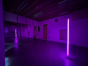 フロアライトスタンド（RGB)設置、必要に応じご利用ください。色選択可能です。 - CS Tokyo-Base　御徒町レンタルスタジオ 【CS Tokyo-Base】御徒町レンタルスタジオの室内の写真