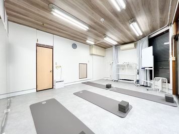 ヨガマット４枚、ヨガブロック８個常備。ヨガ等にもご利用頂けます。 - CS Tokyo-Base　御徒町レンタルスタジオ 【CS Tokyo-Base】御徒町レンタルスタジオの室内の写真