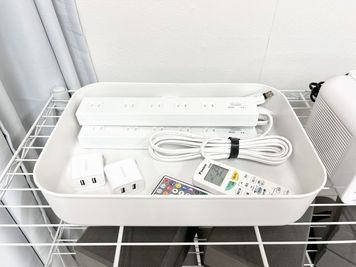スマホ充電器＆電源タップ（延長ケーブル）ダンスをしながらの充電も可能です。 - CS Tokyo-Base　御徒町レンタルスタジオ 【CS Tokyo-Base】御徒町レンタルスタジオの室内の写真