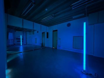 フロアライトスタンド（RGB)設置、必要に応じご利用ください。色選択可能です。 - CS Tokyo-Base　御徒町レンタルスタジオ 【CS Tokyo-Base】御徒町レンタルスタジオの室内の写真