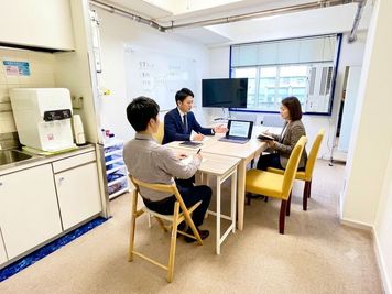 ＜オレンジ会議室 札幌駅前＞ 多目的スペースの室内の写真