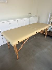 施術用の折り畳みベット - 【阿佐ヶ谷】新築ビル2F｜gallery space kado 阿佐ヶ谷 自然光スペース／撮影・イベント・展示の室内の写真