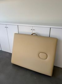 施術用の折り畳みベット - 【阿佐ヶ谷】新築ビル2F｜gallery space kado 阿佐ヶ谷 自然光スペース／撮影・イベント・展示の室内の写真