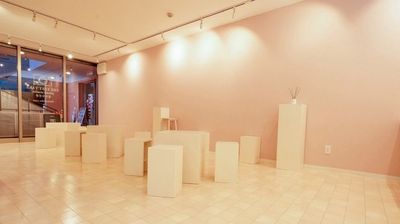 展示台・スポットライト完備！ - レンタルスペースTHE FAST TAKE 泉佐野 ギャラリー・展示会・ポップアップに最適なレンタルスペースの室内の写真