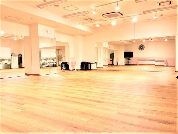 66㎡の広々スタジオです。 - UraraDance横浜【関内店】 ピーチホールの室内の写真