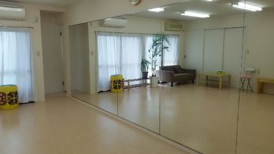大型鏡設置のダンススタジオ。長テーブルや椅子も完備なのでダンスだけでなくクラフト作製などのカルチャー系にもご招待頂けます。 - サロン オレナ