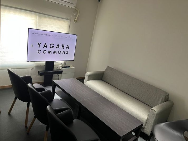 YAGARA COMMONS ソファーミーティングルームの室内の写真